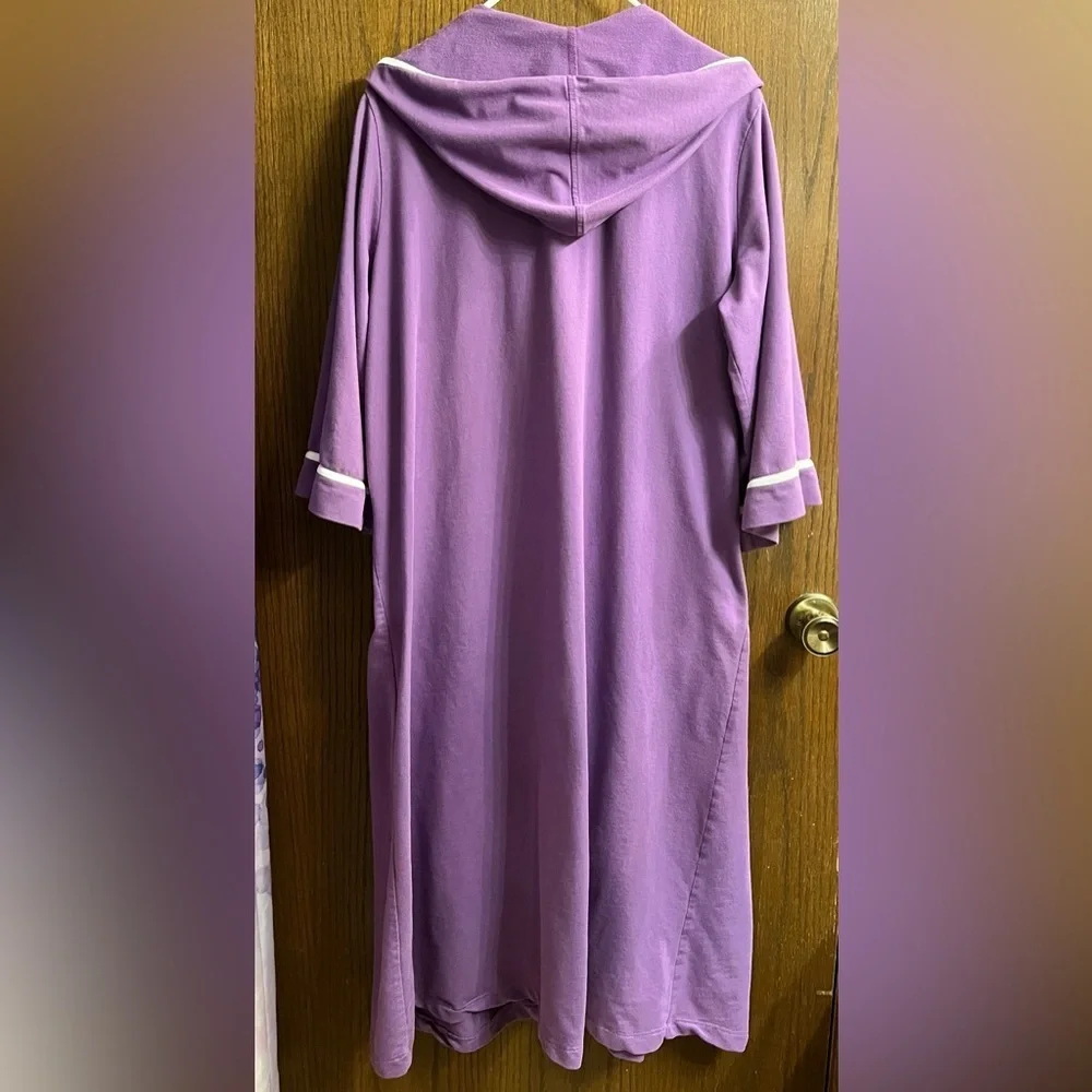 Dreams & Co Purple Hooded Zip-Up Robe Women’s size 1x